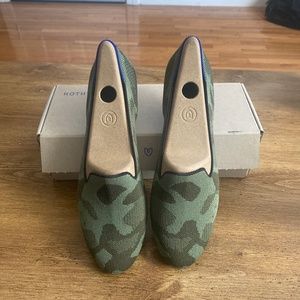 New never worn Rothys